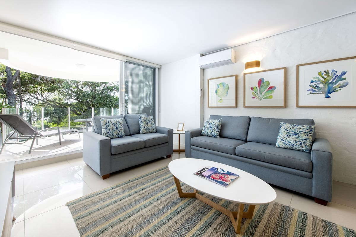 Appartement Deluxe, 1 chambre, vue partielle sur l'océan, en front de plage | Coin séjour
