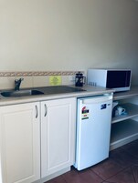 Kühlschrank, Mikrowelle, Wasserkocher mit Kaffee-/Teezubehör