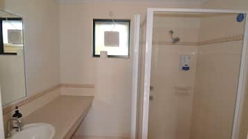 Standard-Doppelzimmer | Dusche im Bad