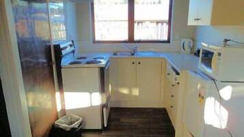 Apartment, 2 Bedrooms, Non Smoking, Kitchen | Private kitchen