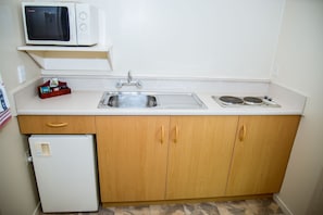 Refrigerador, microondas, cafetera/tetera, tetera/pava eléctrica