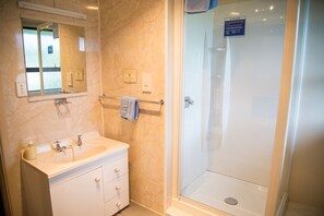 Ducha, artículos de tocador gratuitos, secador de pelo, toallas