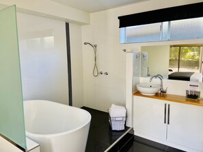 Kostenlose Toilettenartikel, Haartrockner, Handtücher, Seife