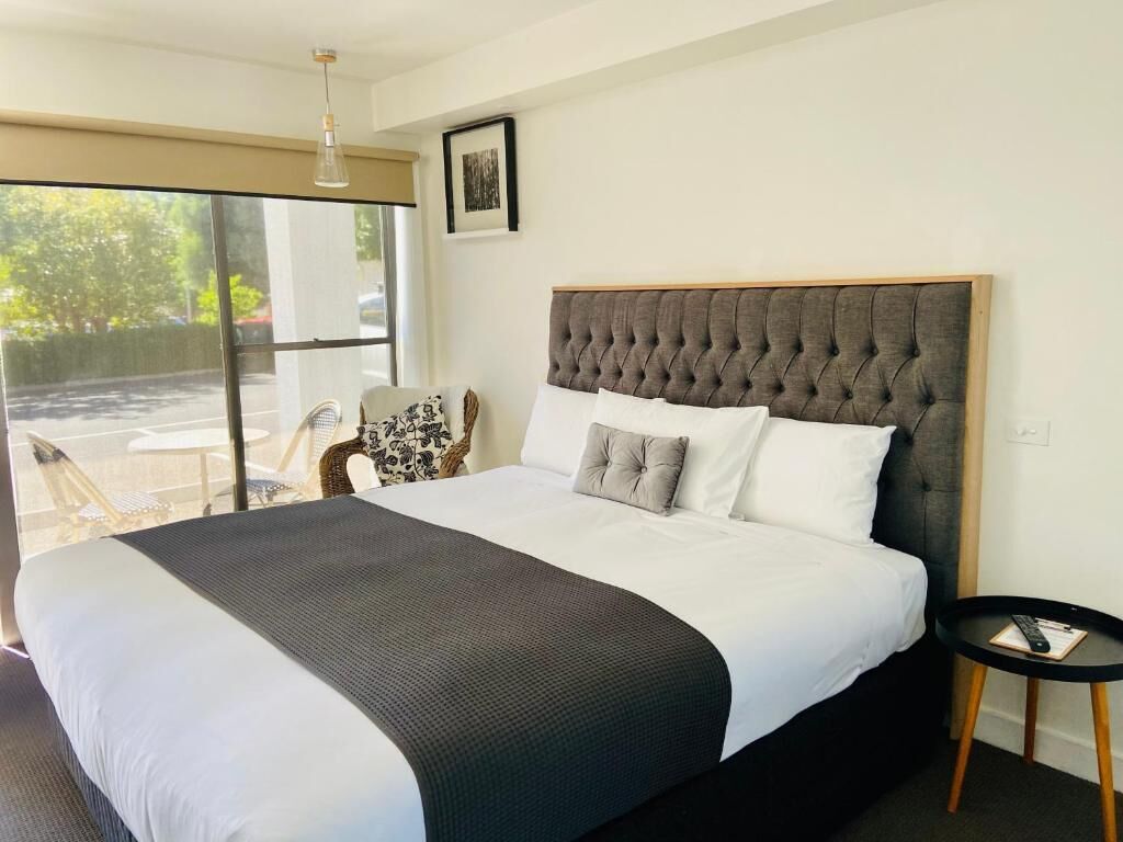 Minibar, brankas, ruang kerja ramah laptop, dan tirai kedap cahaya