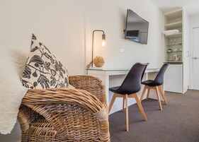 Minibar, in-room safe, laptop workspace, blackout drapes