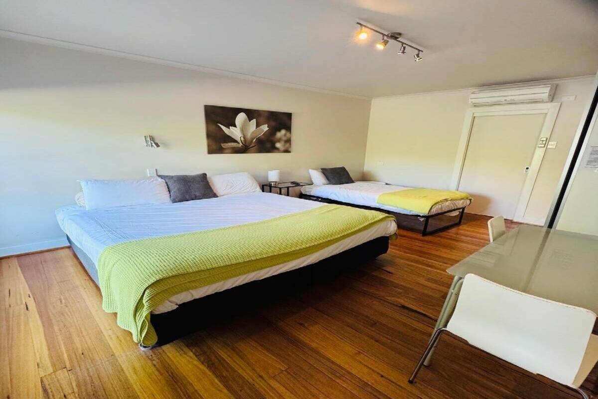 Habitación individual estándar, no fumadores (Standard Double Suite) | Caja fuerte, cortinas opacas, tabla de planchar con plancha