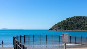 Pantai di sekitar