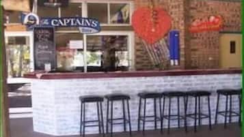 Bar tepi kolam renang