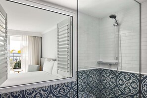 Værelse - 1 kingsize-seng - ved pool (Water View) | Pengeskab på værelset, individuel indretning, skrivebord