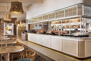 4 من البارات/الاستراحات، بار على حمام السباحة