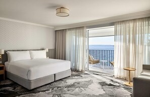 Phòng Deluxe, 1 giường cỡ king (Water View) | Két bảo mật tại phòng, trang bị nội thất với thiết kế riêng biệt, bàn 