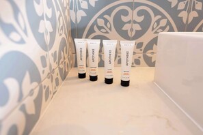 客房內保險箱、布置獨特、書桌、筆電工作空間