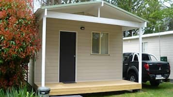 Deluxe Room, Non Smoking, Kitchen (Deluxe Studio) | Bed sheets