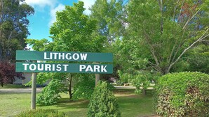 A sign for Lithgow Tourist Park. - Lithgow Tourist and Van Park (Bowenfels)