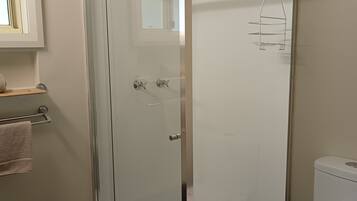 Kamar Deluks, Bebas Asap Rokok, dapur (Deluxe 2 Bdrm Cabin) | Kamar mandi | Handuk