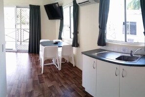 Superior 2 Bedroom Cabin | Dineren in de kamer
