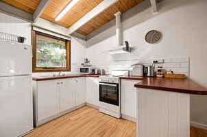 Refrigerador con freezer, microondas, horno, placa de cocina