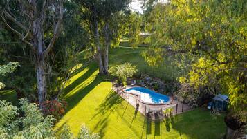 Alberca al aire libre, acceso de 08:00 a 21:00, y camastros