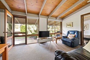 Standard Suite, 2 Bedrooms, Non Smoking, Kitchen | Living area