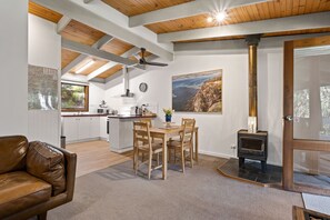 Departamento estándar, 1 habitación, para no fumadores, cocina (Spa Suite) | Área de sala de estar | Televisión de 50 pulgadas con canales digitales 