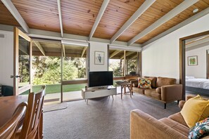 Apartment, 2 Schlafzimmer | Wohnbereich | 50-Zoll-Fernseher mit Digitalempfang