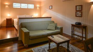 Deluxe Cottage, 1 King Bed, Jetted Tub, Garden View