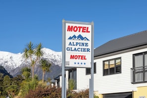 Front of property - Alpine Glacier Motel (Franz Josef Glacier)