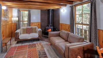 Familien-Baumhaus, 3 Schlafzimmer, Nichtraucher, 2 Bäder (Spa treehouse) | Wohnbereich | Flachbildfernseher, DVD-Player