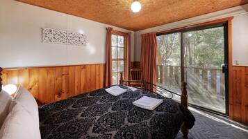 1 habitación, insonorización y tabla de planchar con plancha