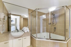 2 Bedroom Ocean View - Level 3 and 4 | Bathroom | Free toiletries, hair dryer, towels - Rovera Apartments (Maroochydore)