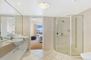 Suite, 1 Bedroom, Level 2 | Bathroom | Free toiletries, hair dryer, towels - Rovera Apartments (Maroochydore)