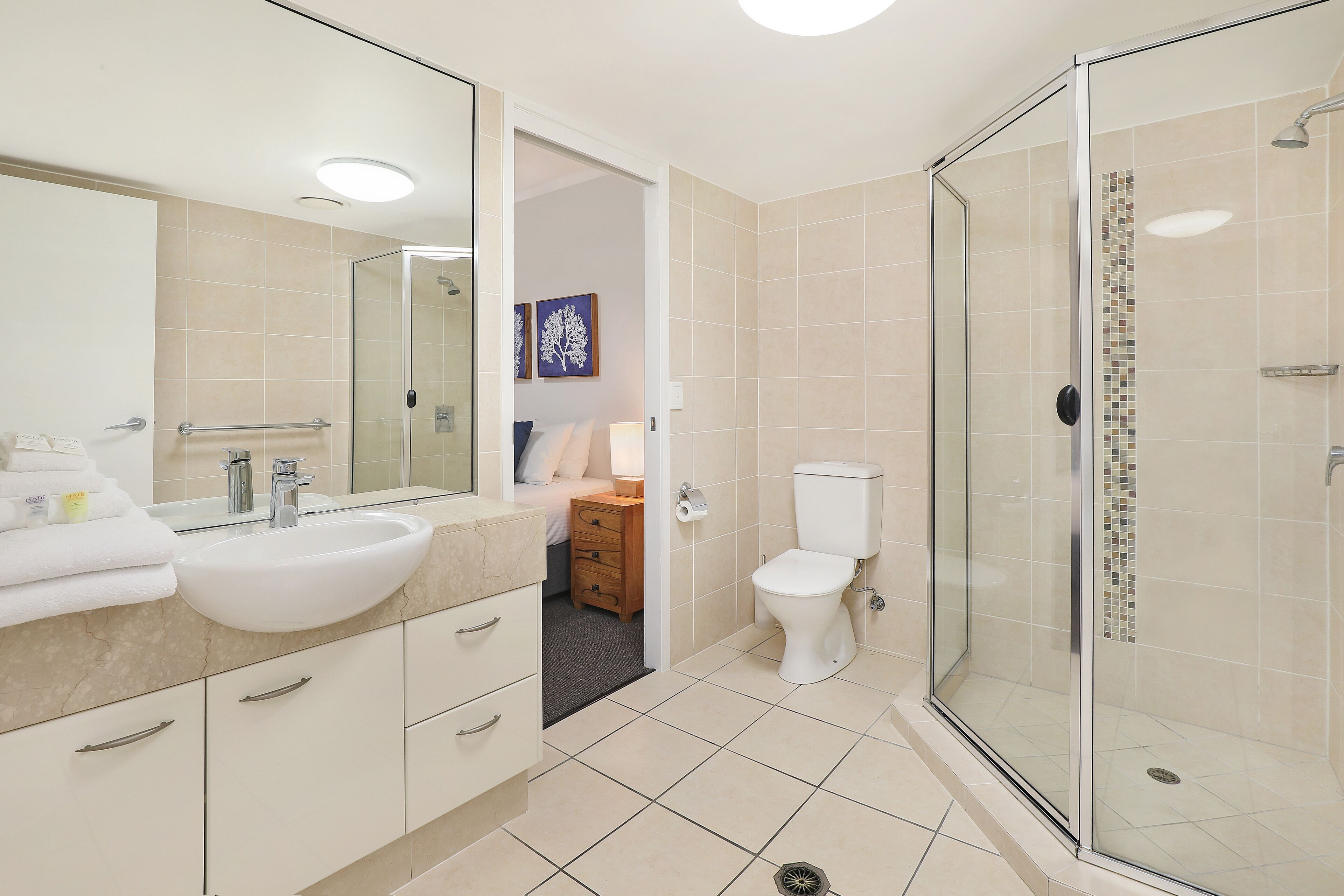 1 bedroom - level 2 | 2 bedrooms, individually decorated, individually furnished