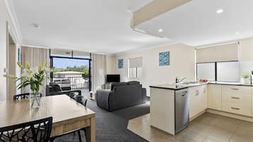 Apartamento luxo, 1 quarto | Área de estar | TV LCD 40 polegadas com canais digitais, TV