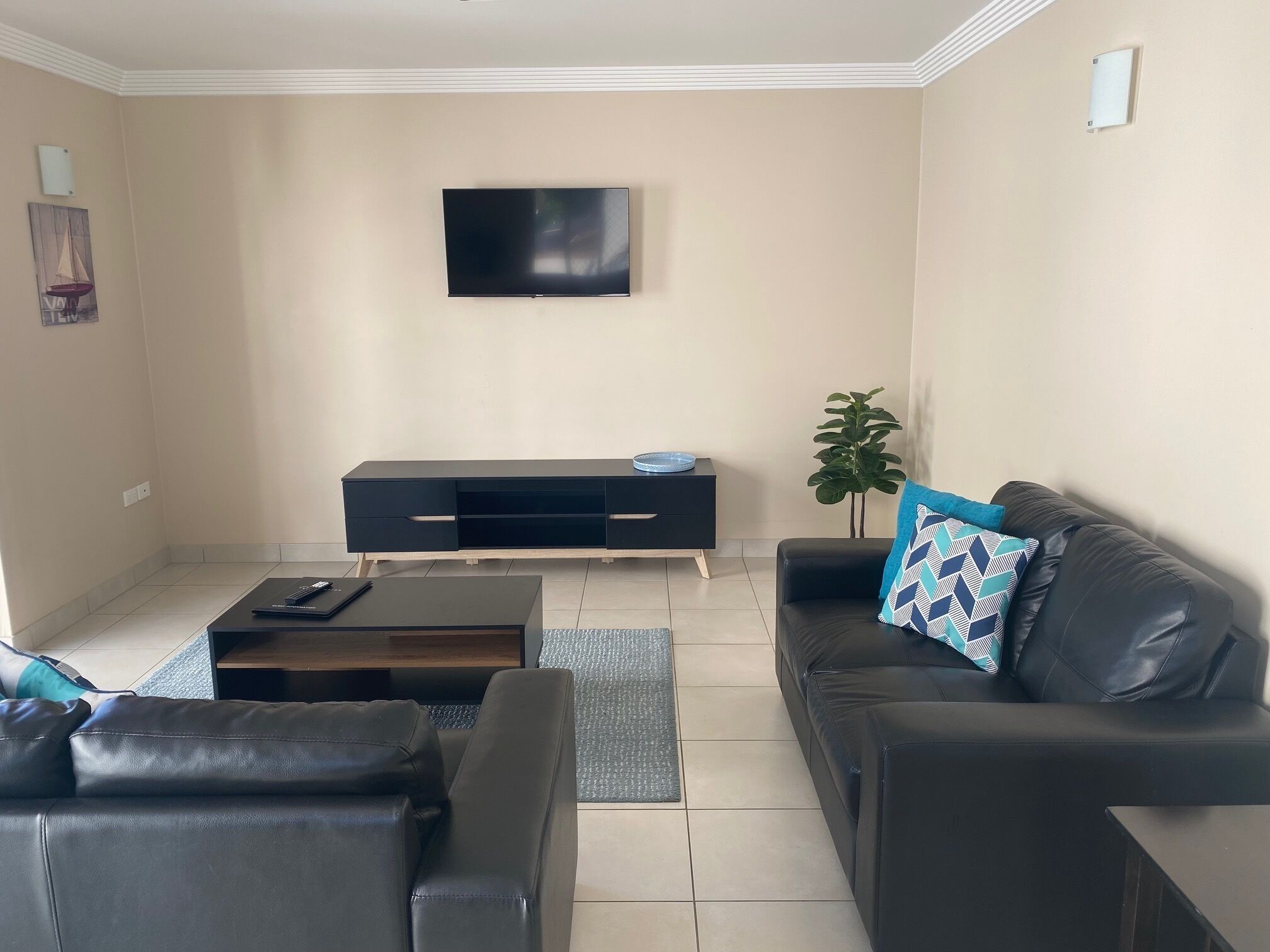 Leilighet – standard, flere soverom, ikke-røyk, kjøkken (3 Brm Apartment) | Oppholdsområde | En 40-tommers LCD-TV med digitale kanaler samt TV