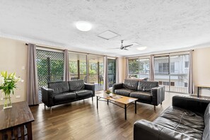 Appartement Standard, plusieurs chambres, non-fumeur, cuisine (4BRM RIVERFRONT) | Aire de séjour | Téléviseur ACL de 40 po avec télévision numérique, téléviseur