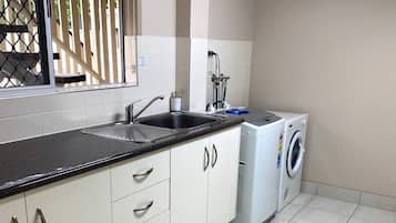 標準公寓, 多間臥室, 非吸煙房, 廚房 (3 BEDROOM RIVERFRONT) | 洗衣設備