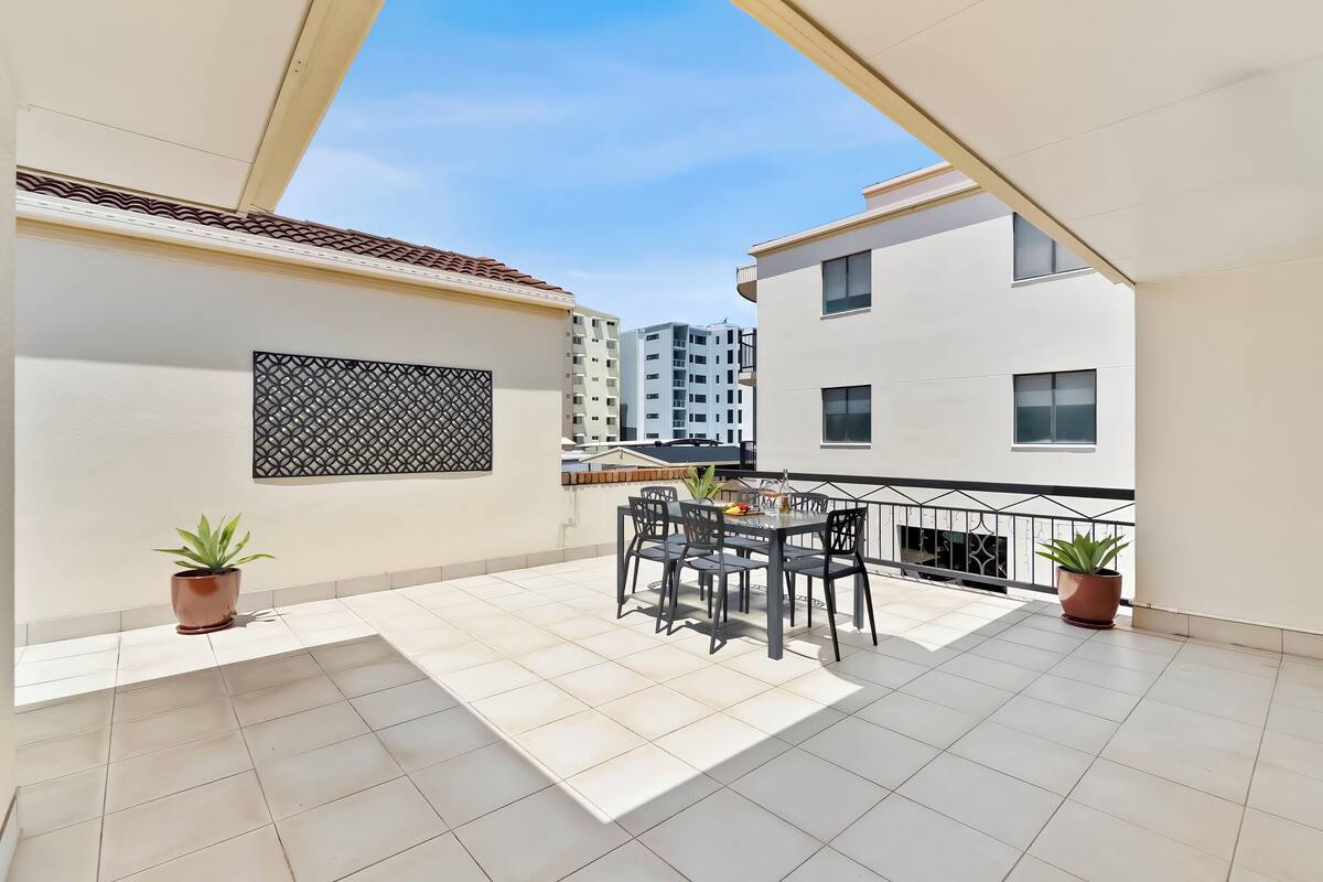สแตนดาร์ดอพาร์ทเมนท์, หลายห้องนอน, ปลอดบุหรี่, ห้องครัว (3 Brm Apartment) | ลานระเบียง/นอกชาน