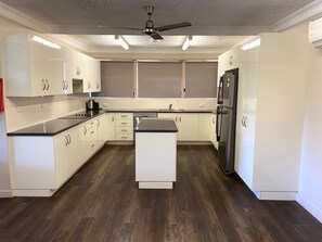 标准公寓, 多间卧室, 无烟房, 厨房 (4BRM RIVERFRONT) | 私人厨房 | 冰箱、微波炉、炉灶、电热水壶