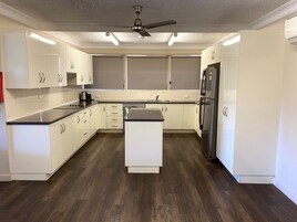 Apartamento standard, vários quartos, para não fumantes, cozinha (4BRM RIVERFRONT) | Cozinha privada | Geladeira, micro-ondas, cooktop, chaleira elétrica