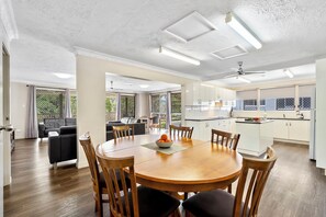 4 Bedroom Riverfront Apartment  | Living area - Cityville Apartments & Motel (Rockhampton)
