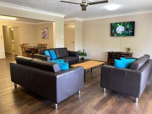 標準公寓, 多間臥室, 非吸煙房, 廚房 (4BRM RIVERFRONT) | 起居區 | 40-吋 LCD 液晶電視、數位頻道、電視