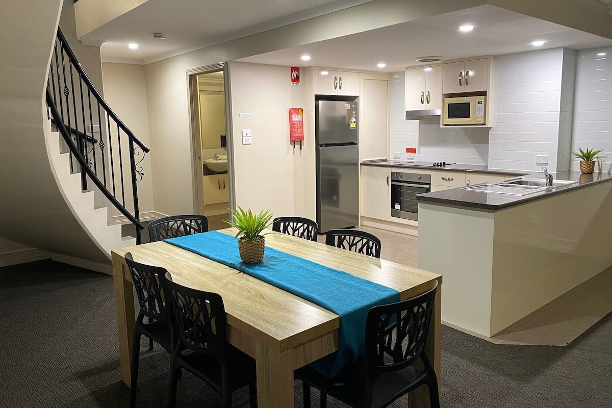 3 Bedroom Executive Apartment | Individually decorated, individually furnished, desk, laptop workspace