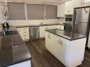 标准公寓, 多间卧室, 无烟房, 厨房 (4BRM RIVERFRONT) | 私人厨房 | 冰箱、微波炉、炉灶、电热水壶