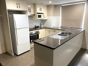 Appartement, 2 chambres, non-fumeurs, cuisine | Cuisine privée | Réfrigérateur, micro-ondes, plaque de cuisson, bouilloire électrique