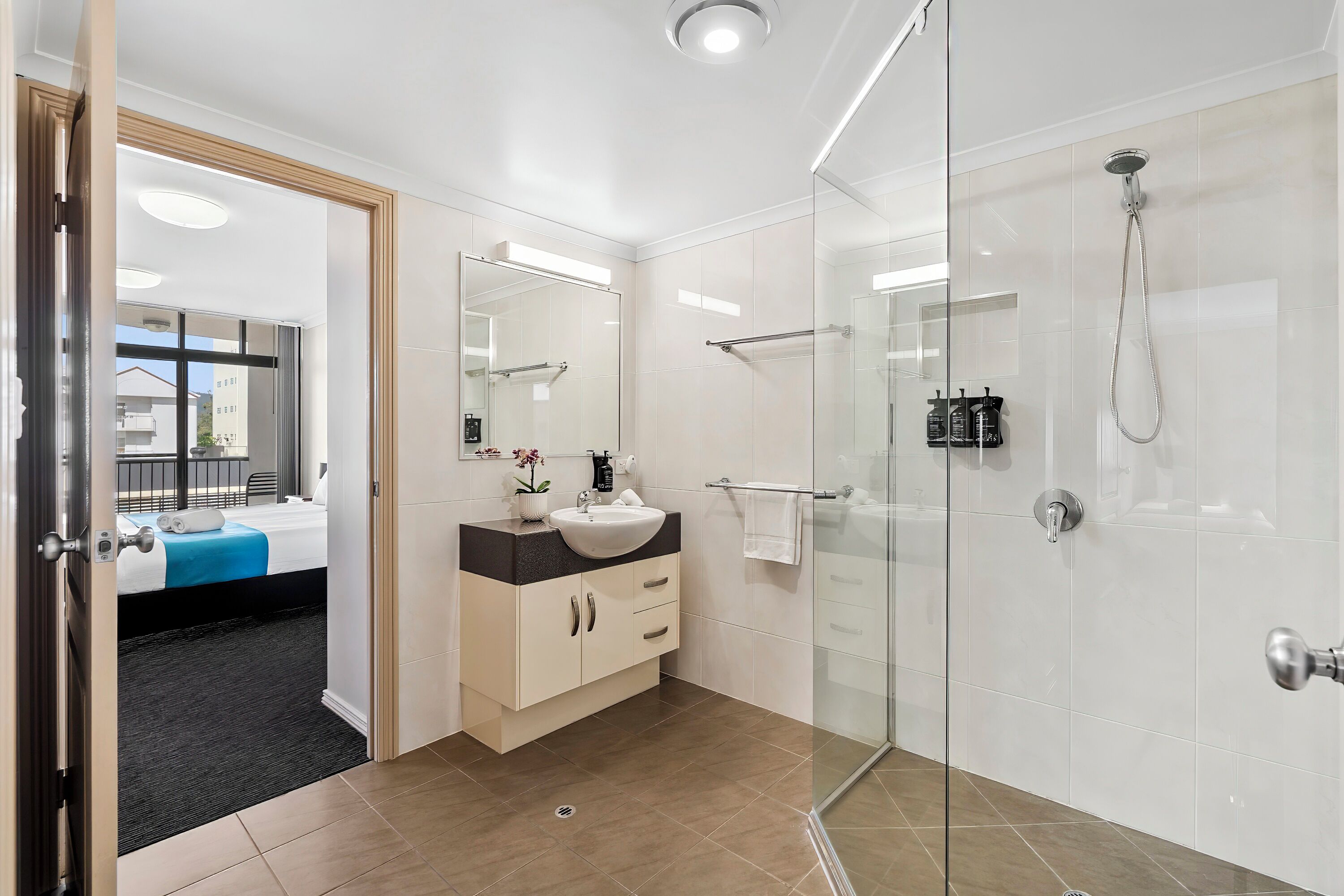 Leilighet, 2 soverom, ikke-røyk, kjøkken | Bad | Dusj, toalettartikler (inkludert), hårføner og håndklær