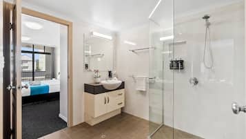 Leilighet, 2 soverom, ikke-røyk, kjøkken | Bad | Dusj, toalettartikler (inkludert), hårføner og håndklær