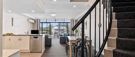 Appartement Standard, plusieurs chambres, non-fumeurs, cuisine (3Brm PENTHOUSE) | Coin séjour | Télévision LCD de 40 pouces avec chaßnes numériques, télévision