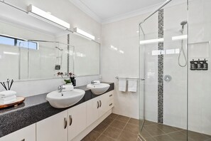 Departamento estándar, varias habitaciones, para no fumadores, cocina (3Brm PENTHOUSE) | Baño | Regadera, amenidades de baño gratuitas, secadora de cabello, toallas 