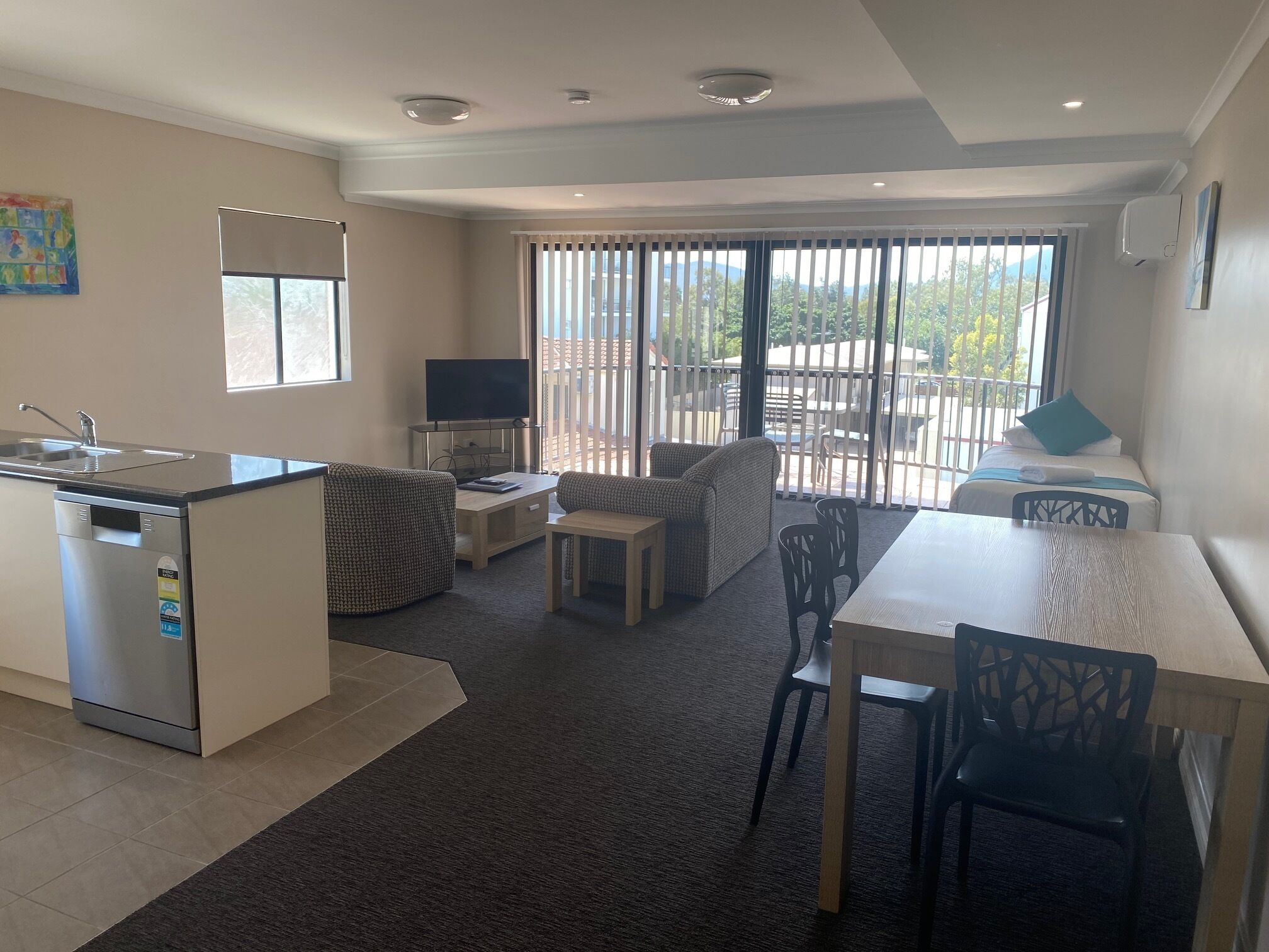 Leilighet – deluxe, 1 soverom | Oppholdsområde | En 40-tommers LCD-TV med digitale kanaler samt TV