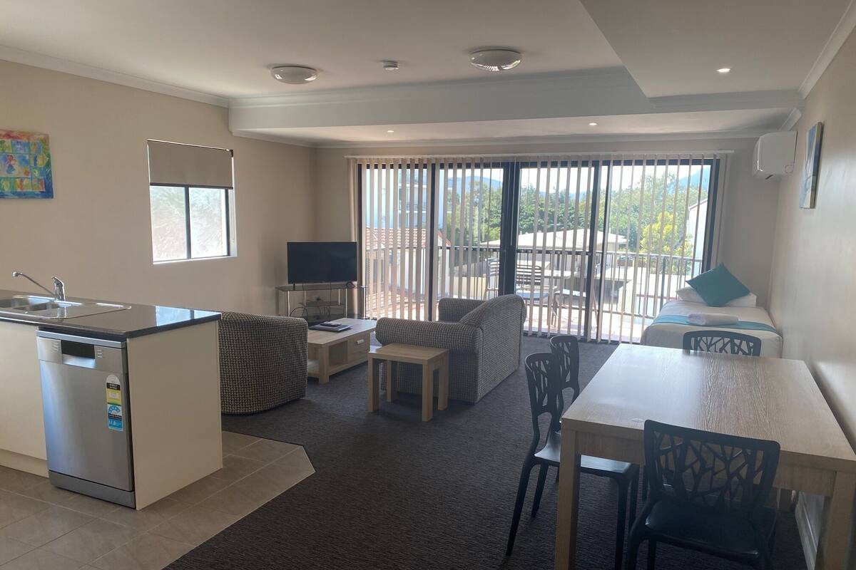 Leilighet – deluxe, 1 soverom | Oppholdsområde | En 40-tommers LCD-TV med digitale kanaler samt TV